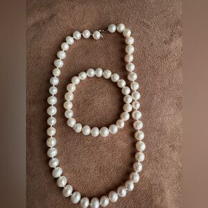 Pearl necklace and bracelet